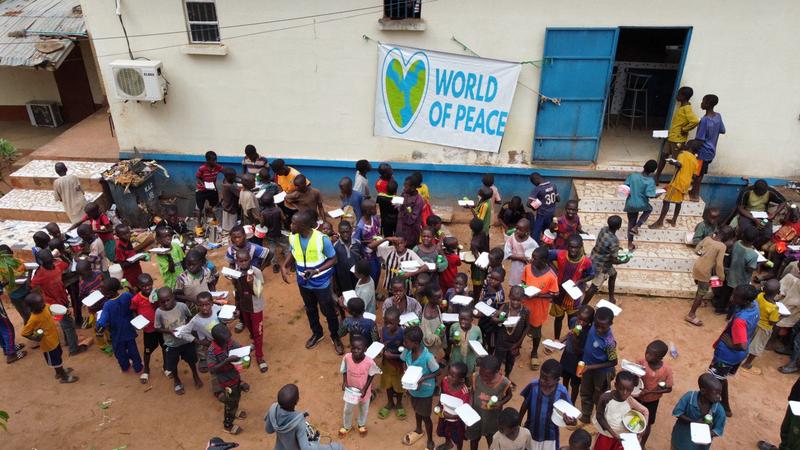 Gemeinsam satt und glücklich: 300 Mahlzeiten für Kinder in Gambia