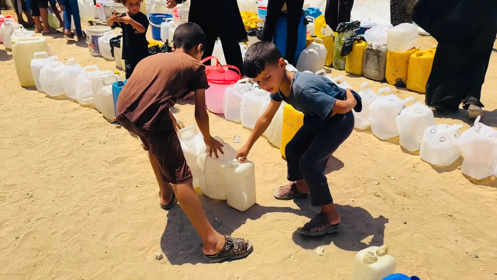 Kinder holen Wasser in Gaza