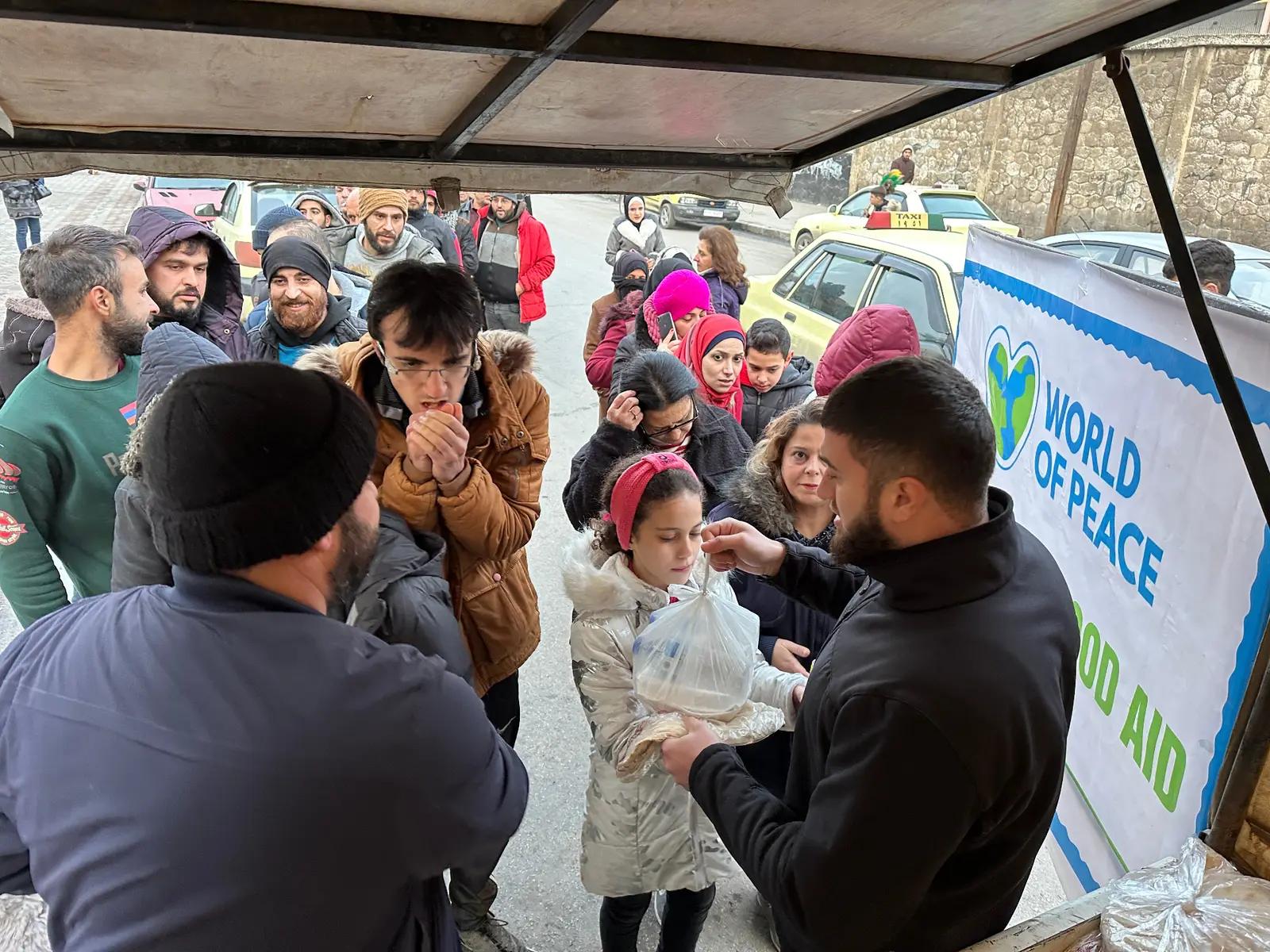 Kinder bei Essensausgabe in Syrien