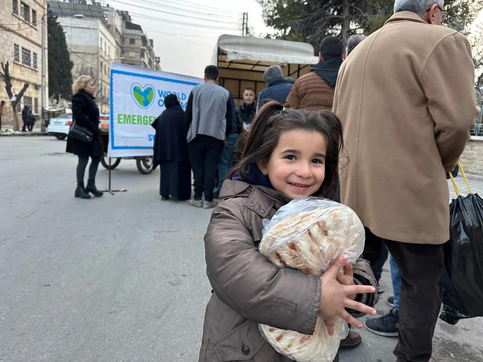 Mädchen mit Brot in Syrien
