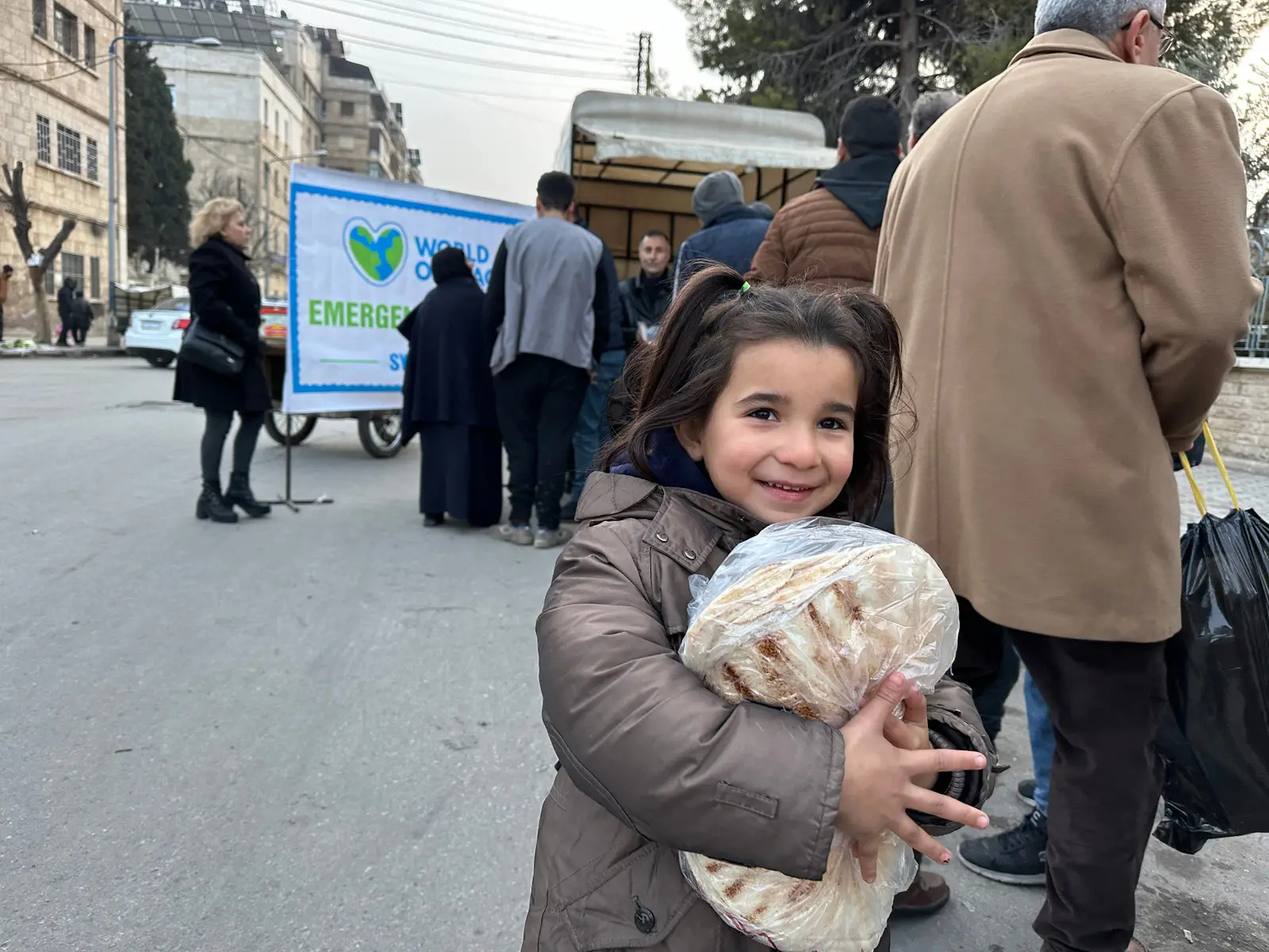 Mädchen mit Brot in Syrien